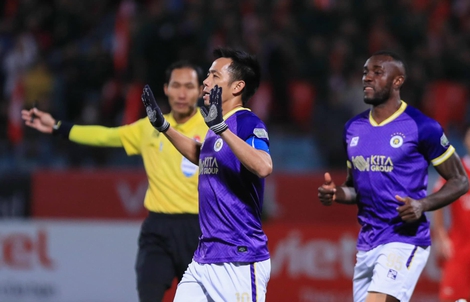 Văn Quyết ghi bàn giúp Hà Nội FC thắng trận derby thủ đô