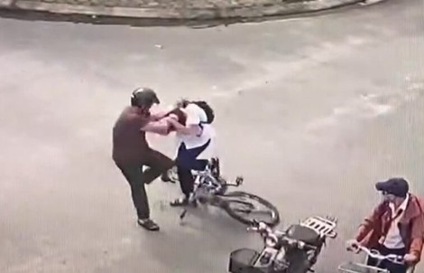 Bắt tạm giam phụ huynh chặn đường đánh học sinh nhập viện