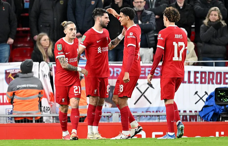 Thắng đậm West Ham, Liverpool đoạt vé bán kết League Cup