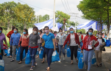 Bị buộc thôi việc ngay trước Tết vì doanh nghiệp "né thưởng": Người lao động có 2 cách đòi quyền lợi