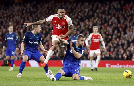 Bàn thua gây tranh cãi, Arsenal mất ngôi đầu Ngoại hạng Anh