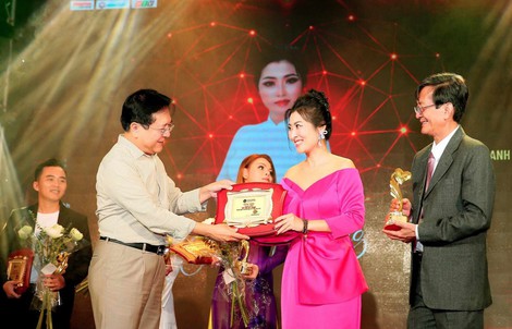 Doanh nhân Đỗ Thị Mỹ Oanh xúc động khi được vinh danh “Doanh nhân vì cộng đồng 2023"