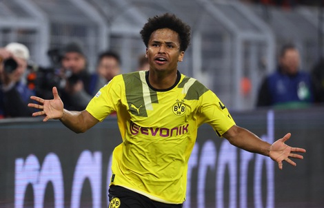 Sao trẻ Adeyemi lập siêu phẩm, Chelsea thua Dortmund