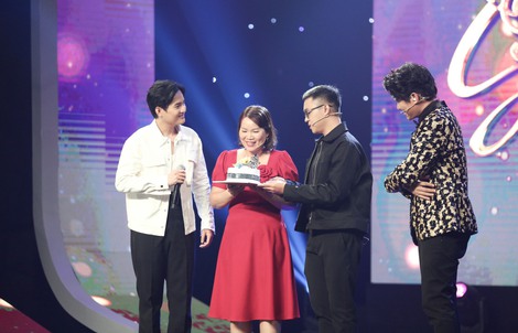 MC Vũ Mạnh Cường giúp chàng trai bày tỏ với mẹ về giới tính thật của mình