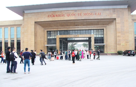Đoàn khách du lịch Trung Quốc đầu tiên qua cửa khẩu Móng Cái sau dịch COVID-19