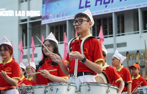 Trung tâm TP HCM tưng bừng với hàng trăm tay trống, kèn nhí