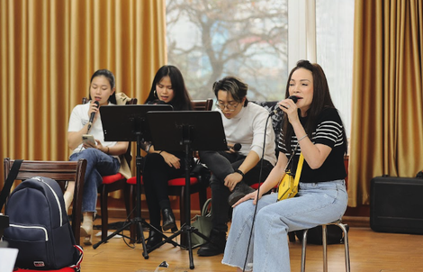 Phương Uyên "hộ tống" Thanh Hà đi tập nhạc ở Hà Nội