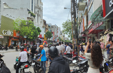 CLIP: Ngoài đại ca Tuấn "thần đèn", công an còn khám nhà một "anh chị" khác