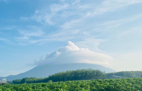 Núi Bà Đen tiếp tục xuất hiện “đĩa bay mây” khiến du khách thích thú