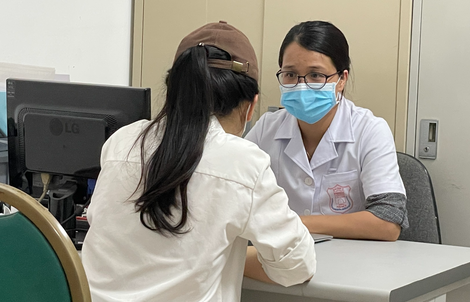 Nữ sinh lớp 8 kể với bác sĩ chuyện bị bắt nạt ở trường