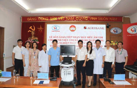 Agribank chi nhánh Láng Hạ trao tặng thiết bị y tế cho Bệnh viện Tim Hà Nội