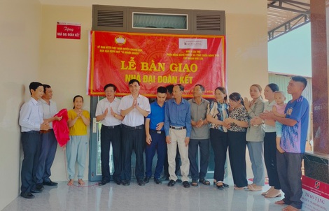 Agribank Đắk Lắk bàn giao nhà Đại đoàn kết do Agribank tài trợ