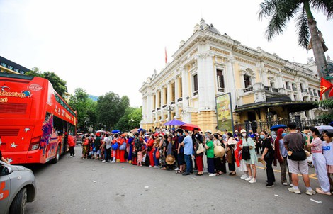 Xe buýt 2 tầng City Sightseeing có gì đặc biệt mà hàng ngàn người dân xếp hàng trải nghiệm?