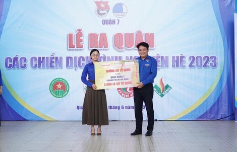 TP HCM: Trao 4.500 lá cờ Tổ quốc cho Quận đoàn 7, 11