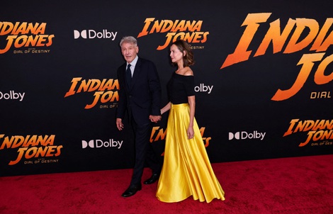 Tuổi 80, Harrison Ford vẫn phong độ cùng vợ trên thảm đỏ