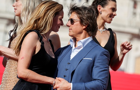 Tom Cruise hôn người đẹp trên thảm đỏ