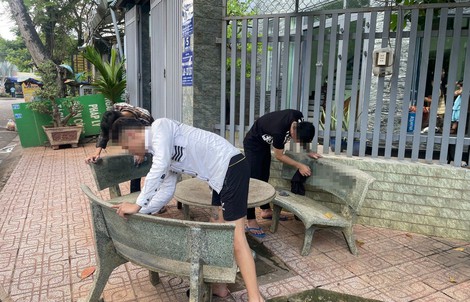 3 thanh niên quảng cáo cho web cờ bạc phải lau 70 ghế đá ở Thủ Đức