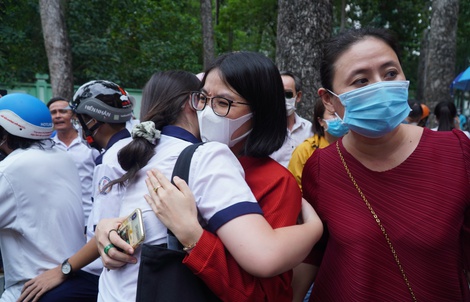Thí sinh ôm chầm lấy giáo viên vì "trúng tủ"