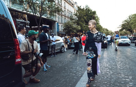 Dùng tóc để make up, Quỳnh Anh Shyn lên thẳng The New York Times
