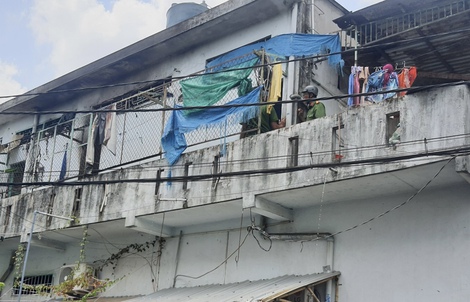 Người phụ nữ bán vé số tìm lại được vàng sau khi cháy phòng trọ