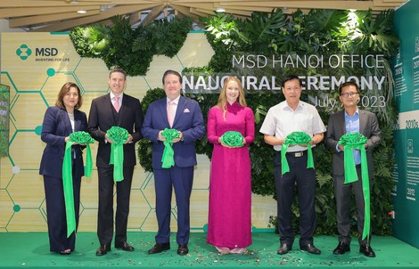 Thứ trưởng Bộ Y tế và Đại sứ Mỹ cắt băng khai trương văn phòng mới của MSD tại Hà Nội