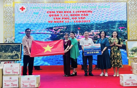Trao cờ Tổ quốc, tặng nhiều suất quà tại huyện đảo Cồn Cỏ