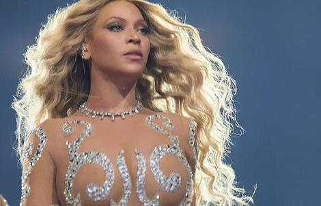 “Ong chúa” Beyoncé mặc như không trên sân khấu