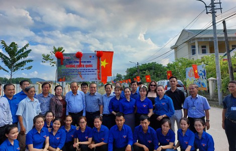 Tự hào đi dưới hàng cờ rực đỏ