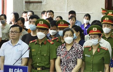 Cựu phó chủ tịch thành phố cùng nhiều thuộc cấp hầu toà