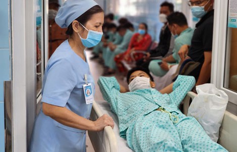 Vất vả nghề hộ lý