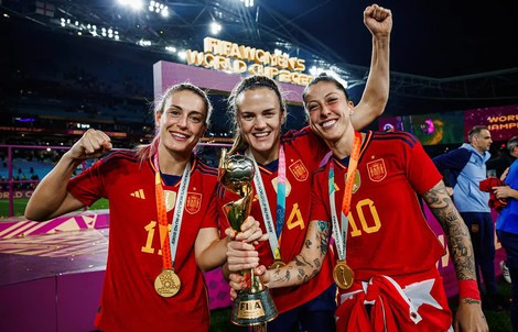 Vụ Chủ tịch LĐBĐ Tây Ban Nha "khóa môi": 81 cầu thủ nữ đình công, FIFA tạm cấm 90 ngày