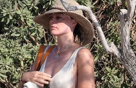 “Bông hồng” Margot Robbie gợi cảm với áo tắm