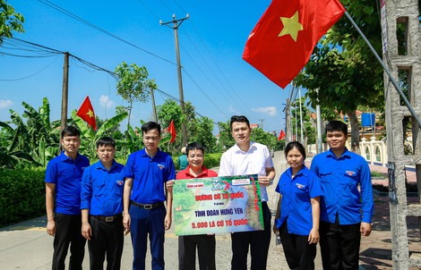 Báo Người Lao Động tặng tuổi trẻ Hưng Yên 5.000 lá cờ Tổ quốc