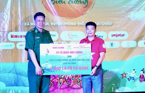 Hàng ngàn lá cờ Tổ quốc đến với người dân vùng biên giới tỉnh Lai Châu