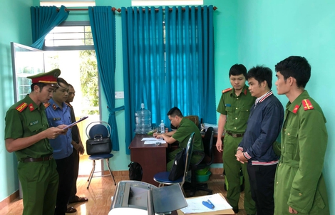 Đòi tiền để làm hồ sơ đất đai, cán bộ xã bị bắt