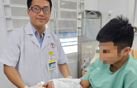 Nửa đêm vào viện với bàn tay bị đứt lìa