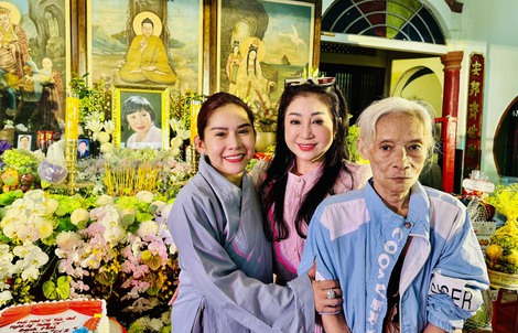 Nghệ sĩ sân khấu tuồng cổ tề tựu trong ngày giỗ cố nghệ sĩ, soạn giả Bạch Mai