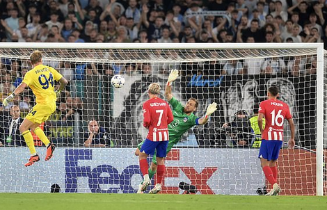 Thủ môn ghi bàn không tưởng, Lazio giật điểm từ tay Atletico Madrid