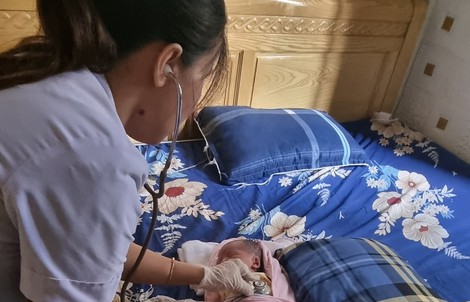 Bất ngờ phát hiện bé gái 7 ngày tuổi bị bỏ rơi trước cổng nhà
