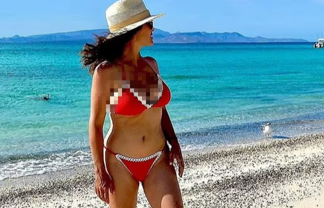 Mỹ nhân Salma Hayek rực rỡ với bikini đỏ