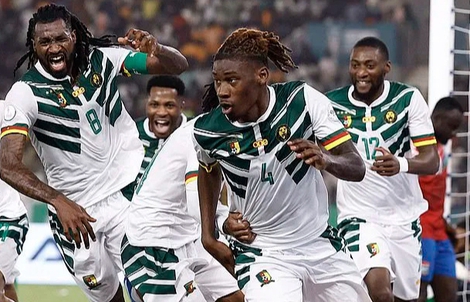 Cựu vô địch Algeria bị loại sốc, Cameroon lách qua vòng bảng AFCON