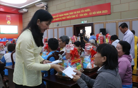 Nông dân ở TP HCM được chăm lo Tết