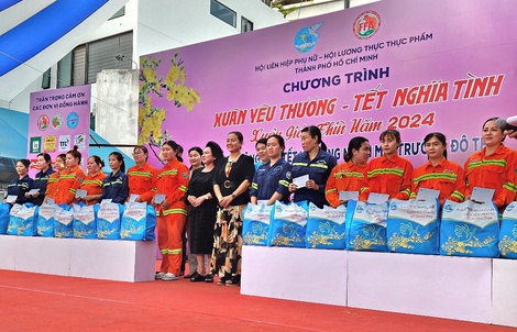 VWS tặng quà Tết cho nữ công nhân môi trường đô thị