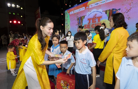 Hồ Ngọc Hà đưa cả gia đình nội - ngoại đi trao quà tết

