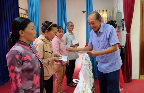 Nguyên Phó Thủ tướng Thường trực Trương Hòa Bình trao quà Tết tại Long An