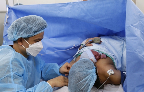 Cận cảnh ca mổ đặc biệt: Thai nhi được thông tim trong bụng mẹ chào đời