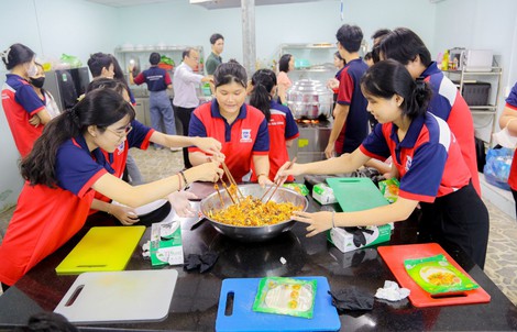 Ấm lòng bữa khuya cho người lao động do sinh viên góp tiền