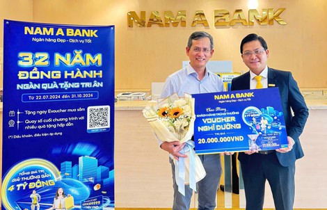 Nam A Bank trao giải đợt 1 chương trình “32 năm đồng hành – ngàn quà tặng tri ân”