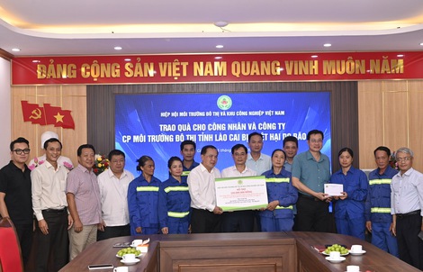 Hiệp hội MTĐT và KCN Việt Nam tặng quà các hoàn cảnh khó khăn do bão số 3