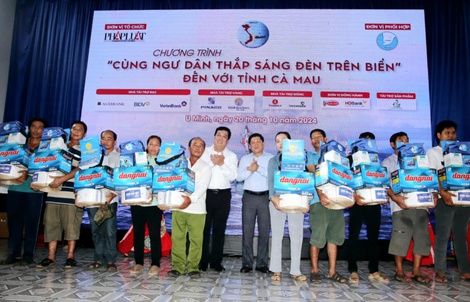 Chương trình "Cùng ngư dân thắp sáng đèn trên biển" đến với Cà Mau